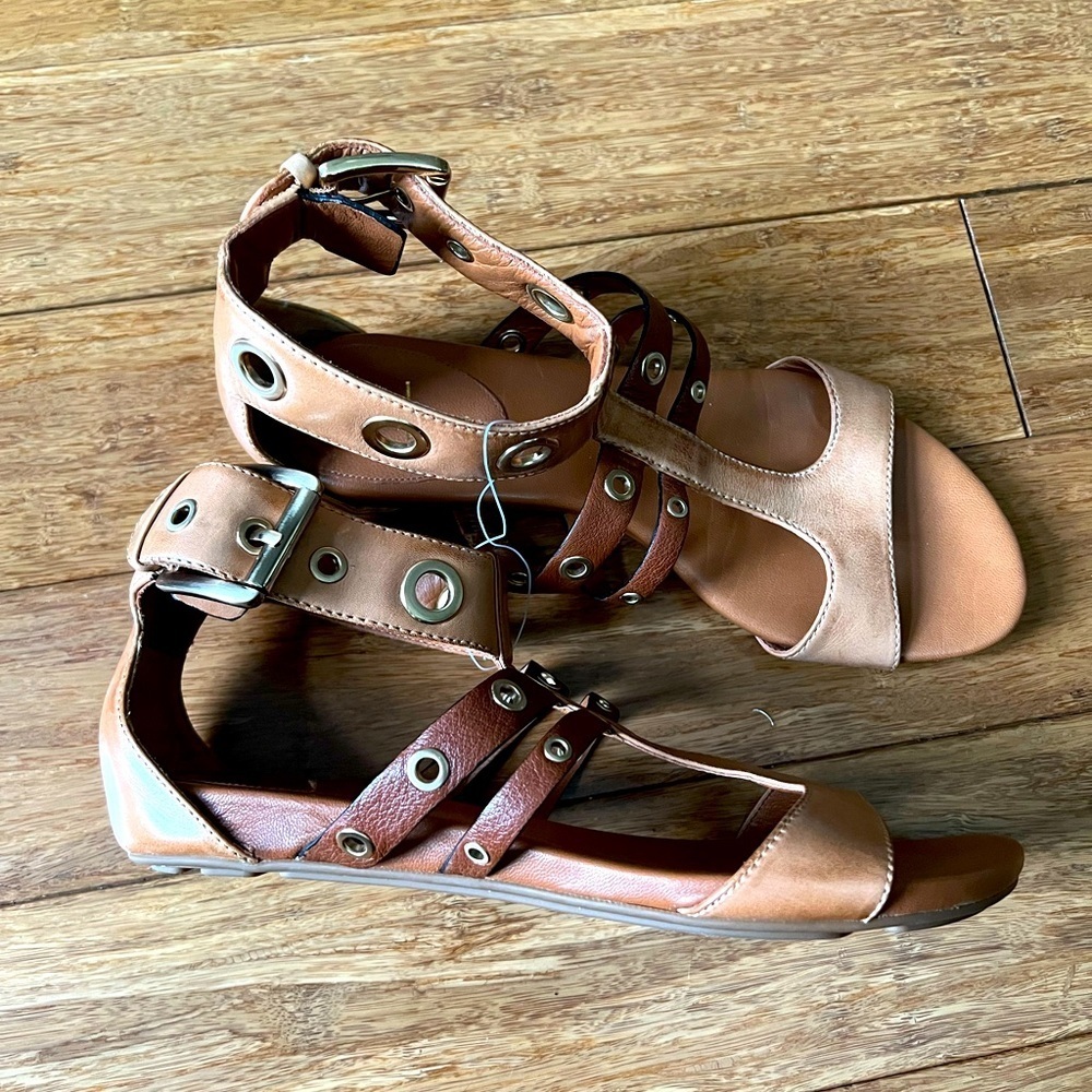 NEW COLE HAAN Strappy Tan Sandals Ankle Buckle sz 8 - Picture 2 of 6